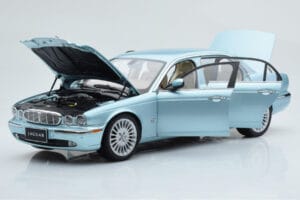 Jaguar XJ6 X350 Seafrost Světle Modrý Almost Real 1:18 810503 Kov – obrázek 2 z 11