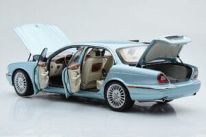 Jaguar XJ6 X350 Seafrost Světle Modrý Almost Real 1:18 810503 Kov – obrázek 3 z 11