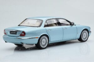 Jaguar XJ6 X350 Seafrost Světle Modrý Almost Real 1:18 810503 Kov – obrázek 4 z 11