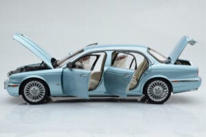 Jaguar XJ6 X350 Seafrost Světle Modrý Almost Real 1:18 810503 Kov – obrázek 5 z 11
