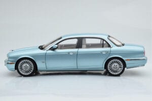 Jaguar XJ6 X350 Seafrost Světle Modrý Almost Real 1:18 810503 Kov – obrázek 6 z 11