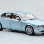 Jaguar XJ6 X350 Seafrost Světle Modrý Almost Real 1:18 - image 7 of 11