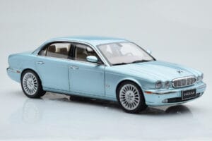 Jaguar XJ6 X350 Seafrost Světle Modrý Almost Real 1:18 810503 Kov – obrázek 7 z 11
