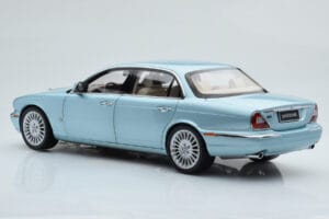 Jaguar XJ6 X350 Seafrost Světle Modrý Almost Real 1:18 810503 Kov – obrázek 8 z 11