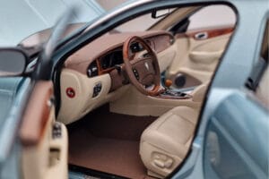 Jaguar XJ6 X350 Seafrost Světle Modrý Almost Real 1:18 810503 Kov – obrázek 9 z 11