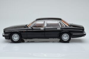 Jaguar XJ6 XJ40 Ebony Černý Almost Real 1:18 810543 Kov – obrázek 4 z 11