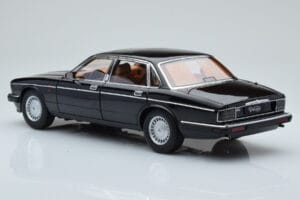 Jaguar XJ6 XJ40 Ebony Černý Almost Real 1:18 810543 Kov – obrázek 7 z 11