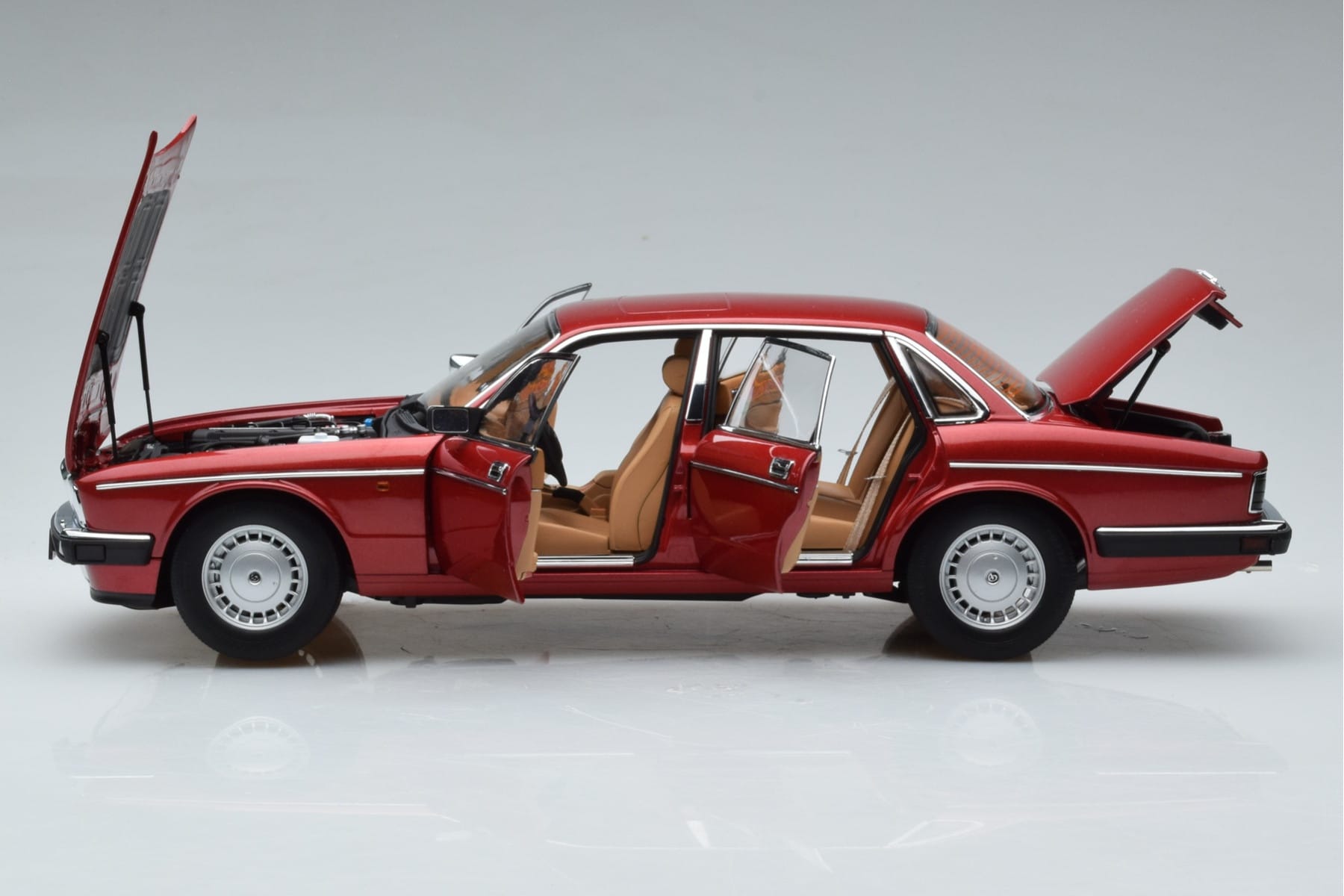 Jaguar XJ6 XJ40 Flamenco Červený Almost Real 1:18 810541 Kov – obrázek 4 z 11