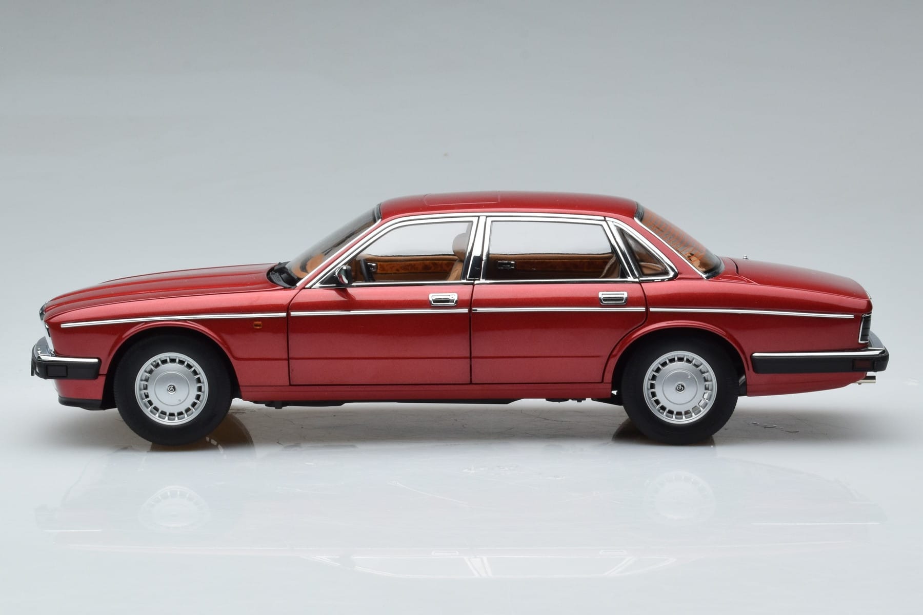 Jaguar XJ6 XJ40 Flamenco Červený Almost Real 1:18 810541 Kov – obrázek 5 z 11