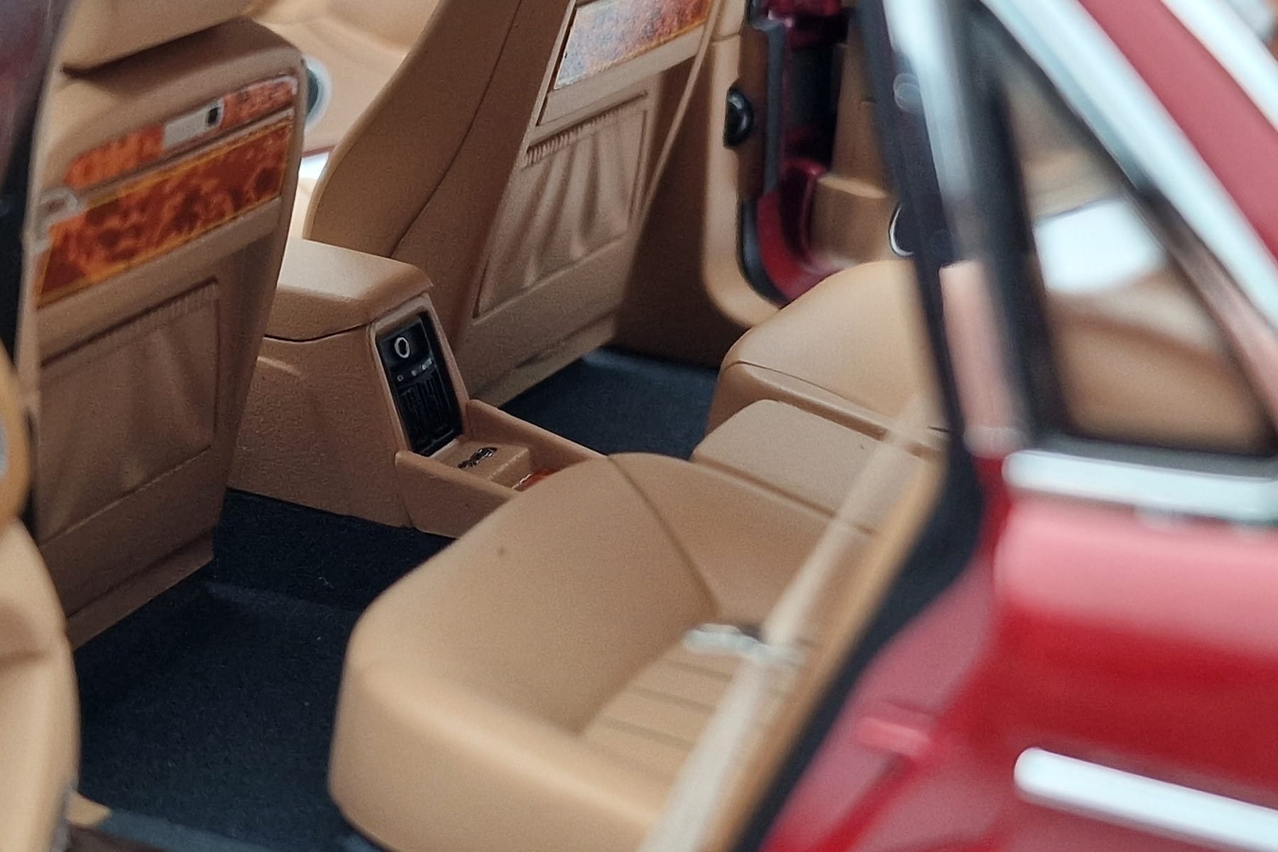 Jaguar XJ6 XJ40 Flamenco Červený Almost Real 1:18 810541 Kov – obrázek 10 z 11