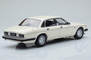 Jaguar XJ6 XJ40 Glacier Bílý Almost Real 1:18 810542 Kov – obrázek 3 z 11