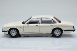 Jaguar XJ6 XJ40 Glacier Bílý Almost Real 1:18 810542 Kov – obrázek 4 z 11