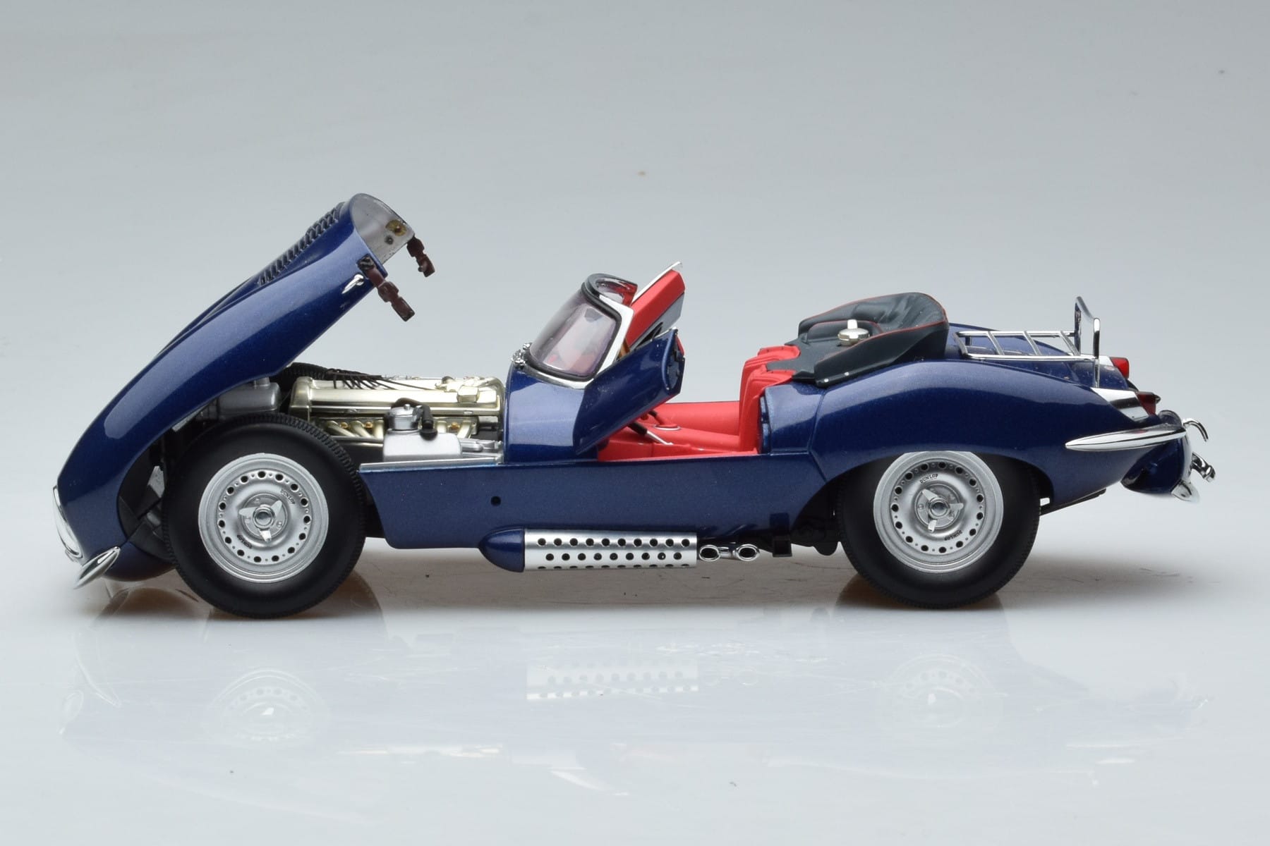 Jaguar XKSS Modrý AUTOart 1:18 73510 Kov – obrázek 4 z 9