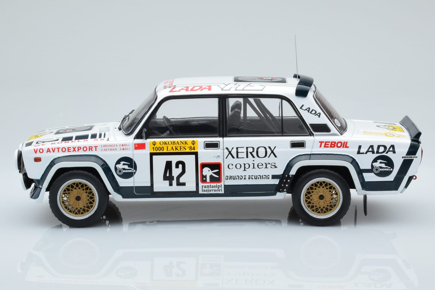 Lada 2105 VFTS #42 S. Brundza Rally 1000 Lakes 1984 IXO 1:18 18RMC146 Kov – obrázek 3 z 6