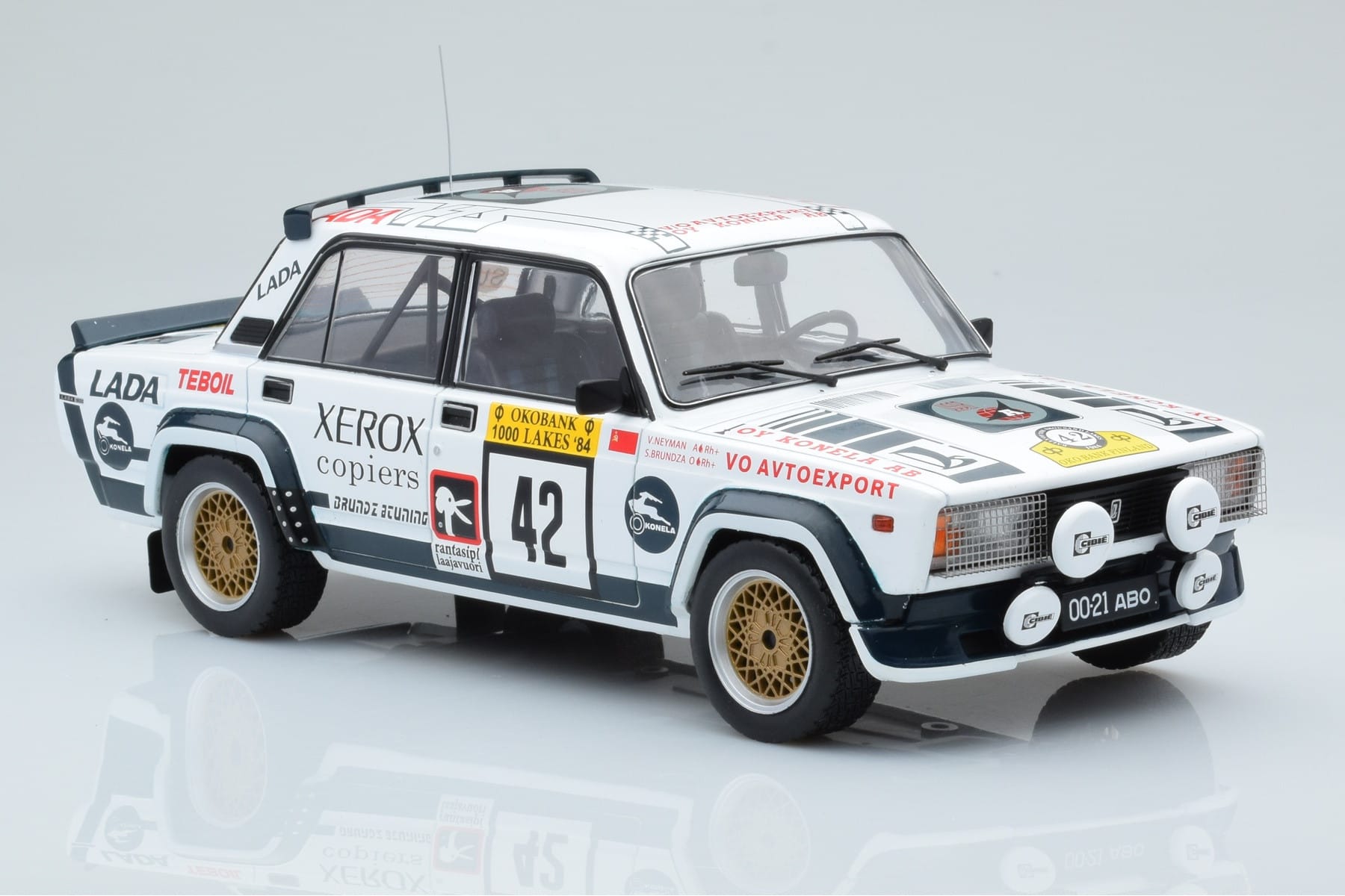 Lada 2105 VFTS #42 S. Brundza Rally 1000 Lakes 1984 IXO 1:18 18RMC146 Kov – obrázek 4 z 6