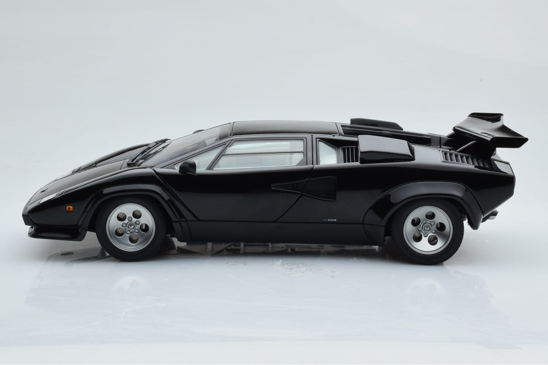 Lamborghini Countach LP5000S Černý AUTOart 1:18 74533 Kov – obrázek 5 z 10