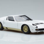Lamborghini Miura SV Bílý AUTOart 1:18 - image 6 of 8