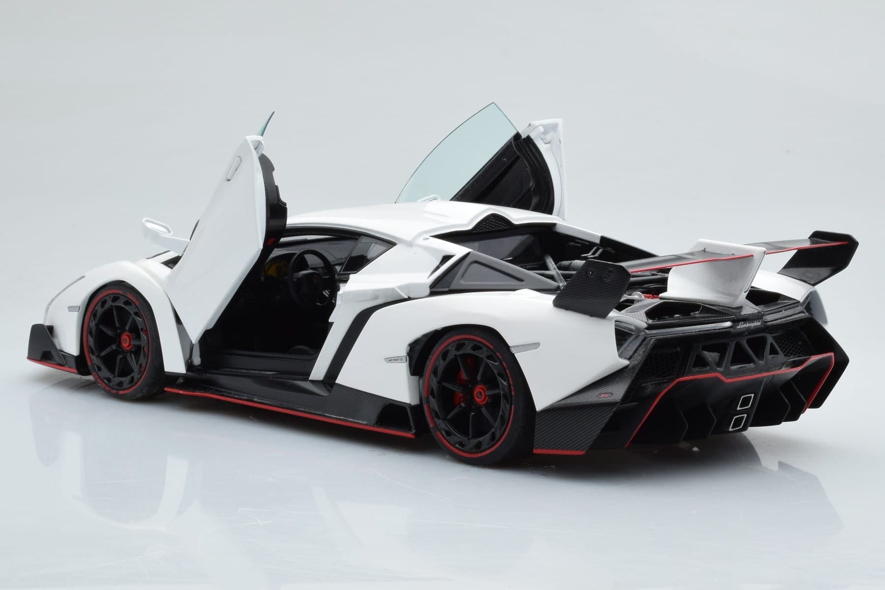 Lamborghini Veneno Bílý AUTOart 1:18 74507 Kov – obrázek 3 z 8