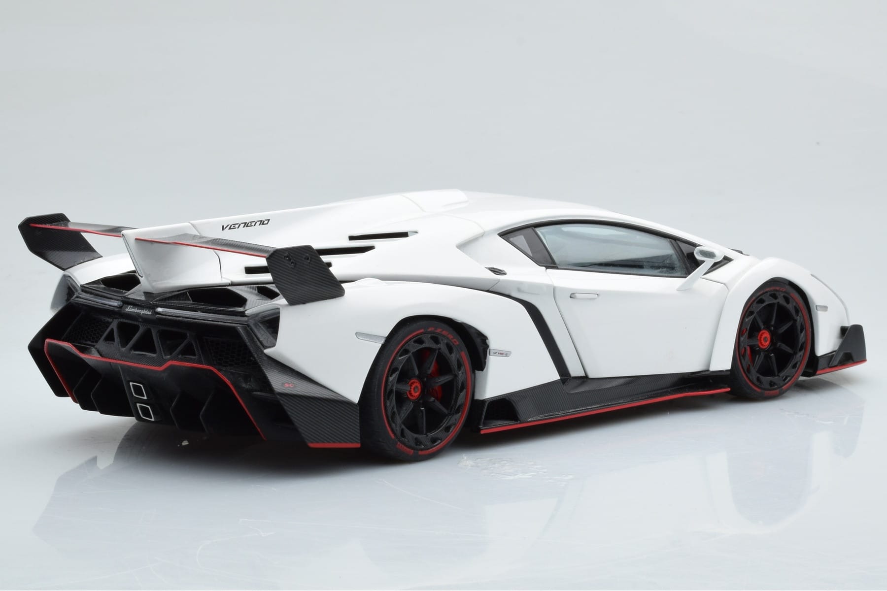 Lamborghini Veneno Bílý AUTOart 1:18 74507 Kov – obrázek 4 z 8