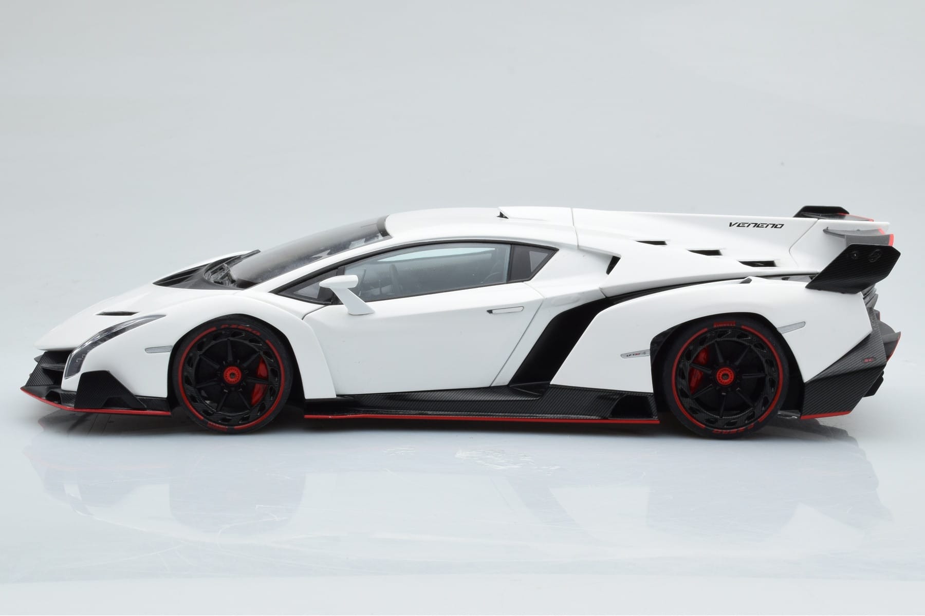 Lamborghini Veneno Bílý AUTOart 1:18 74507 Kov – obrázek 5 z 8
