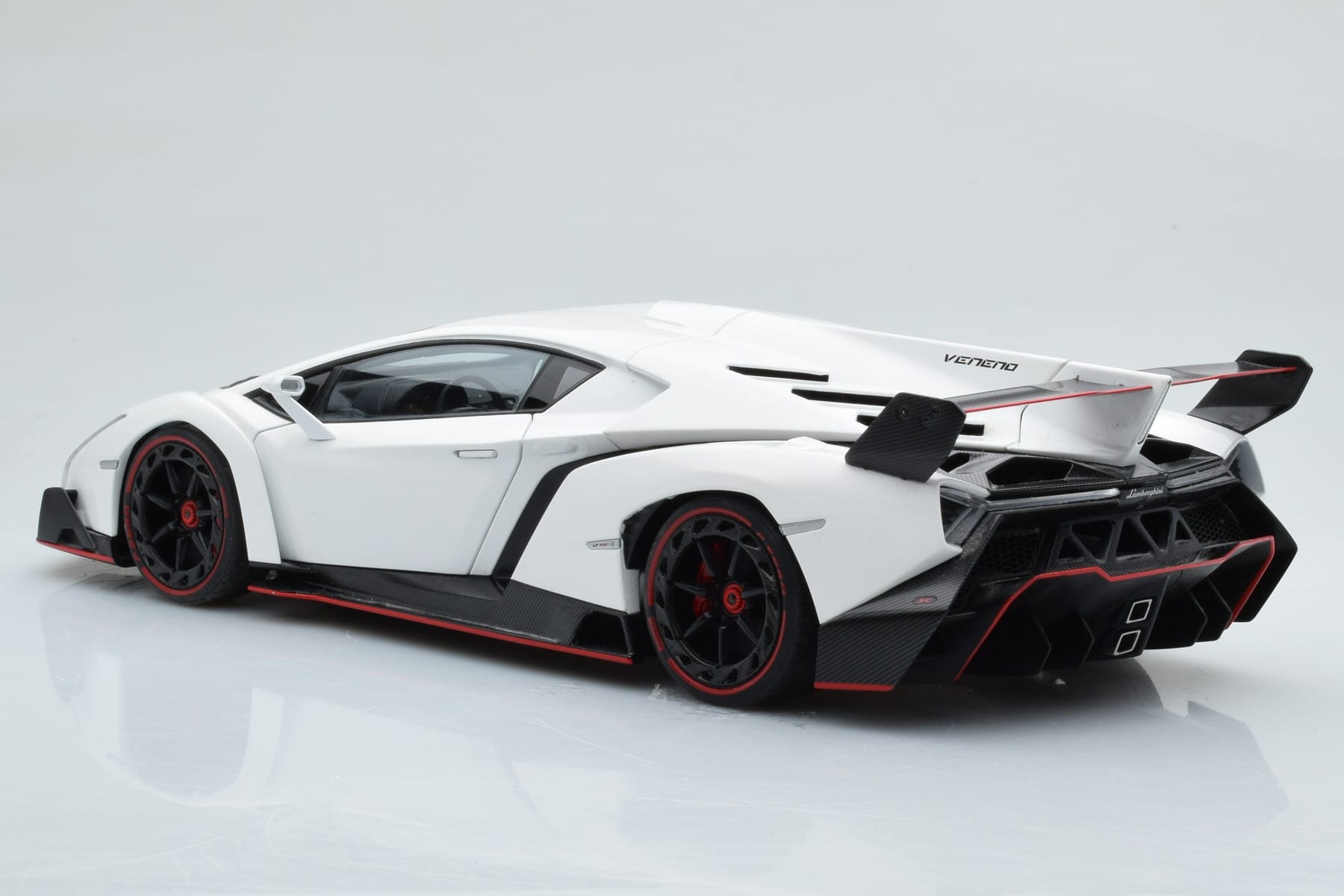 Lamborghini Veneno Bílý AUTOart 1:18 74507 Kov – obrázek 7 z 8