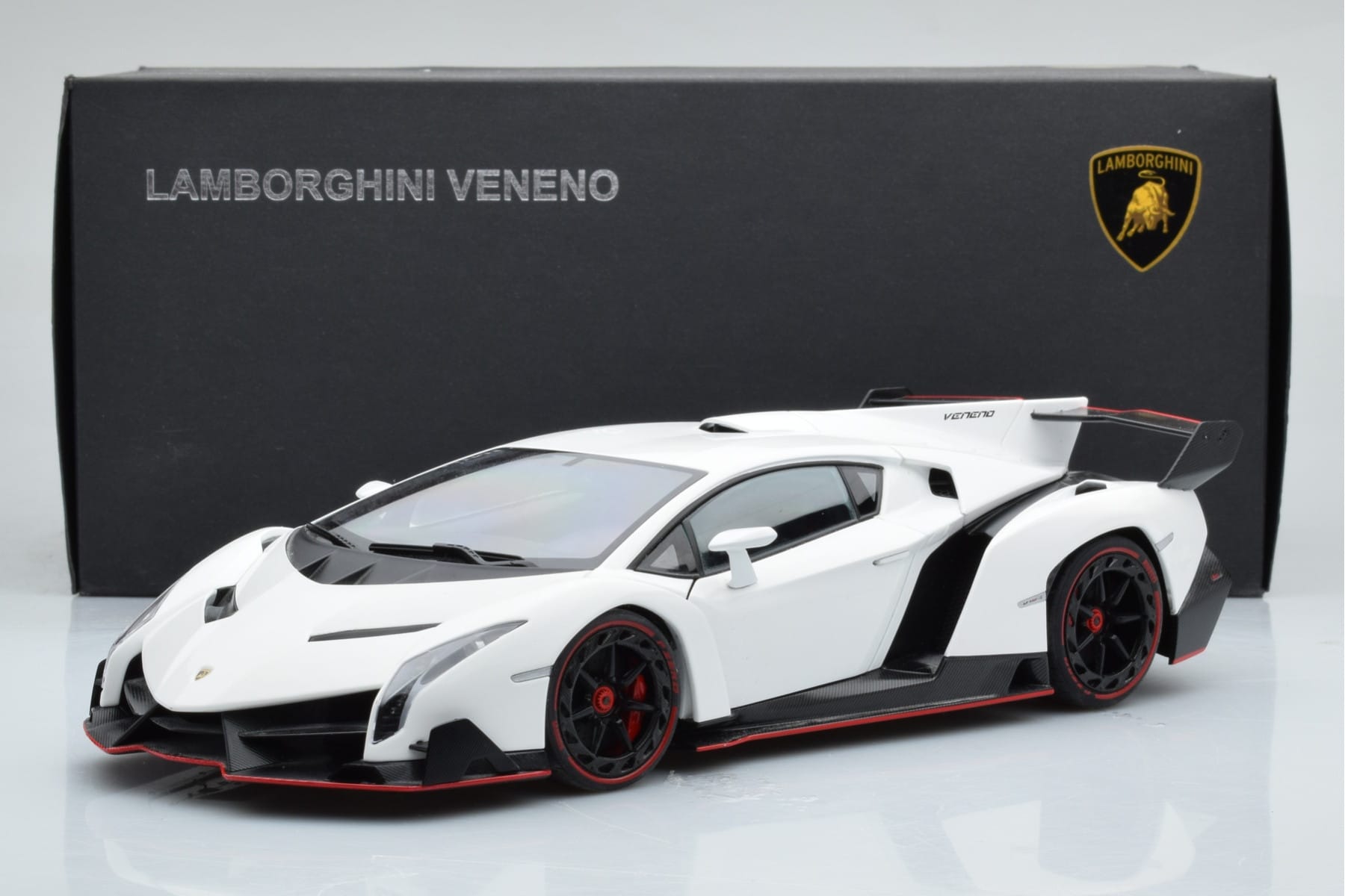 Lamborghini Veneno Bílý AUTOart 1:18 74507 Kov – obrázek 8 z 8