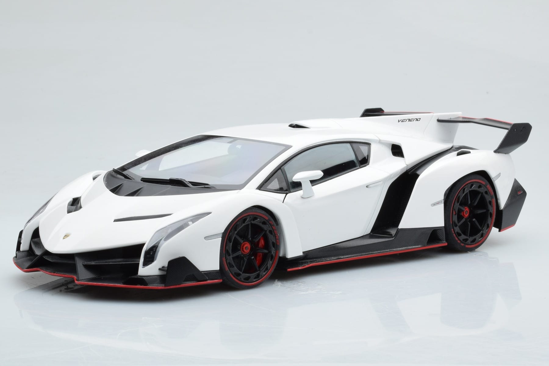 Lamborghini Veneno Bílý AUTOart 1:18 74507 Kov
