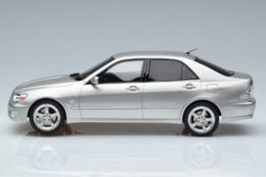 Lexus IS200 XE10 Stříbrný Otto 1:18 OT991 Pryskyřice – obrázek 3 z 6