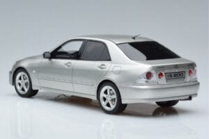 Lexus IS200 XE10 Stříbrný Otto 1:18 OT991 Pryskyřice – obrázek 5 z 6