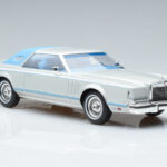 Lincoln Continental Mark V Stříbrný MCG 1:18 - image 4 of 6