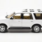 Lincoln Navigator Bílý AUTOart 1:18 - image 4 of 8