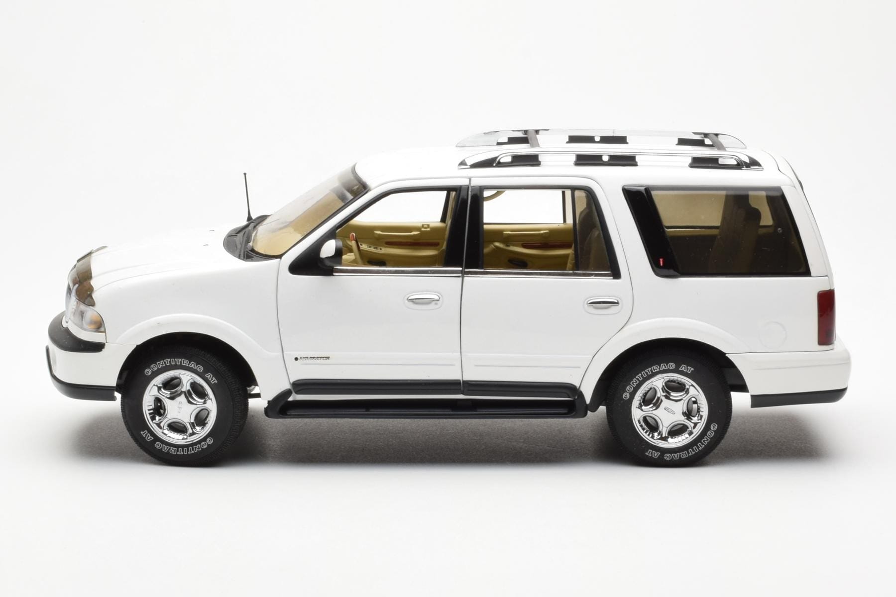 Lincoln Navigator Bílý AUTOart 1:18 72761 Kov – obrázek 4 z 8