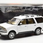 Lincoln Navigator Bílý AUTOart 1:18 - image 8 of 8