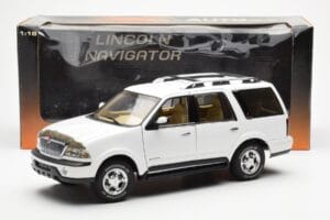 Lincoln Navigator Bílý AUTOart 1:18 72761 Kov – obrázek 8 z 8