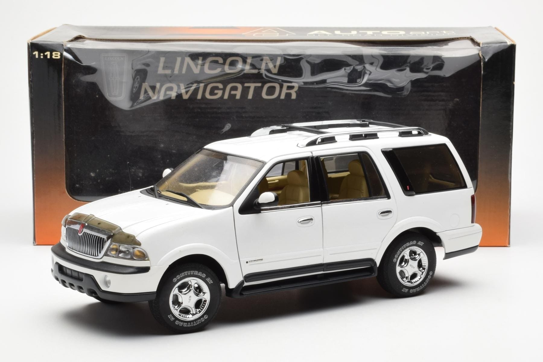 Lincoln Navigator Bílý AUTOart 1:18 72761 Kov – obrázek 8 z 8