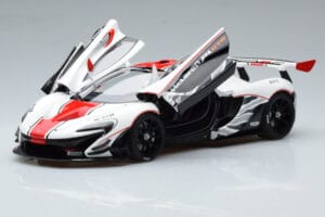 McLaren P1 GTR Lesklá Bílá S Červenými Pruhy AUTOart 1:18 81541 Kompozit – obrázek 2 z 7