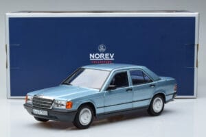 Mercedes 190E W201 Světle Modrá Norev 1:18 183828 Kov – obrázek 7 z 7