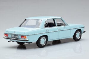 Mercedes 200 W115 Norev 1:18 183777 Kov – obrázek 3 z 7