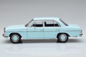 Mercedes 200 W115 Norev 1:18 183777 Kov – obrázek 4 z 7