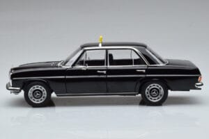 Mercedes 200 W115 Taxi Norev 1:18 183776 Kov – obrázek 4 z 7