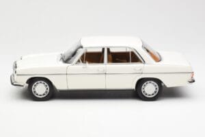 Mercedes 200 W115 Bílý Norev 1:18 183770 Kov – obrázek 4 z 8