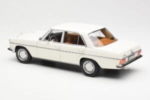 Mercedes 200 W115 Bílý Norev 1:18 183770 Kov – obrázek 7 z 8