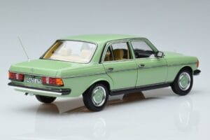 Mercedes 200 W123 Zelený Norev 1:18 183796 Kov – obrázek 3 z 7