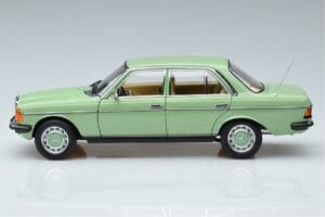 Mercedes 200 W123 Zelený Norev 1:18 183796 Kov – obrázek 4 z 7