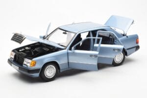 Mercedes 230E W124 Světle Modrý Metalíza Norev 1:18 183945 Kov – obrázek 2 z 8