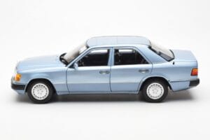 Mercedes 230E W124 Světle Modrý Metalíza Norev 1:18 183945 Kov – obrázek 4 z 8