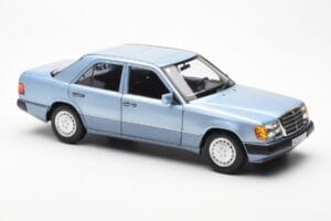 Mercedes 230E W124 Světle Modrý Metalíza Norev 1:18 183945 Kov – obrázek 6 z 8