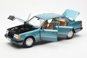 Mercedes 230E W124 Beryl Metallic Edice Dealera Norev 1:18 B66040698 Kov – obrázek 2 z 8