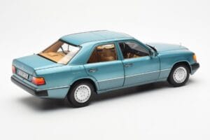 Mercedes 230E W124 Beryl Metallic Edice Dealera Norev 1:18 B66040698 Kov – obrázek 3 z 8