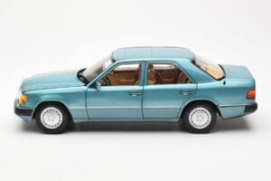 Mercedes 230E W124 Beryl Metallic Edice Dealera Norev 1:18 B66040698 Kov – obrázek 4 z 8